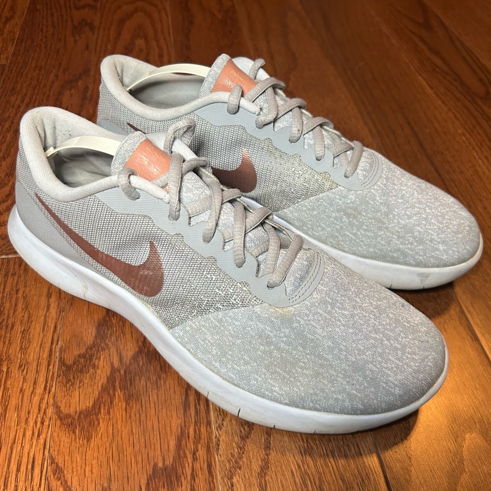 Nike Flex Contact sneakers in gray with rose gold accents - size 9.5